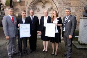 Preistr&auml;ger und Gratulanten (von links): Peter Lather, Vorsitzender des Regionalausschusses Marburg der IHK Kassel, Dr. Maik Andr&eacute; Scheller, Professor Dr. Martin Koch, Marburgs Unipr&auml;sidentin Professorin Dr. Katharina Krause, Manon Kr&uuml;ger und Oskar Edelmann, Stellvertretender Hauptgesch&auml;ftsf&uuml;hrer der IHK Kassel. (Foto: IHK Kassel/Meyer-Peters)