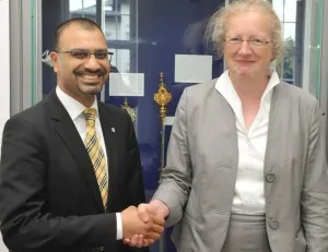 Prof. Dr. Joybrato Mukherjee, Pr&auml;sident der Justus-Liebig-Universit&auml;t Gie&szlig;en, und Prof. Dr. Katharina Krause, Pr&auml;sidentin der Philipps-Universit&auml;t Marburg Foto: JLU-Pressestelle/Franz M&ouml;ller