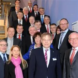 Hessens Ministerpr&auml;sident Volker Bouffier (CDU) diskutierte mit den Pr&auml;sidiumsmitgliedern der mittelhessischen Industrie- und Handelskammern &uuml;ber demografische und wirtschaftliche Herausforderungen Mittelhessens. (Bildquelle: Uli Geis) 