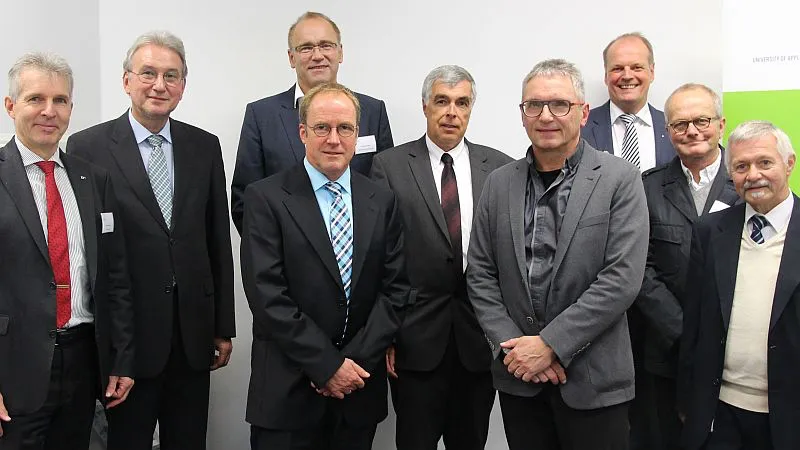 Der Stifterrat: Prof. Klaus Behler (3. von rechts), Ralf Niggemann (Wetzlar Network, 2. von rechts), Andreas Tielmann (Hauptgeschäftsführer der IHK Lahn-Dill, links) und Unternehmensvertreter