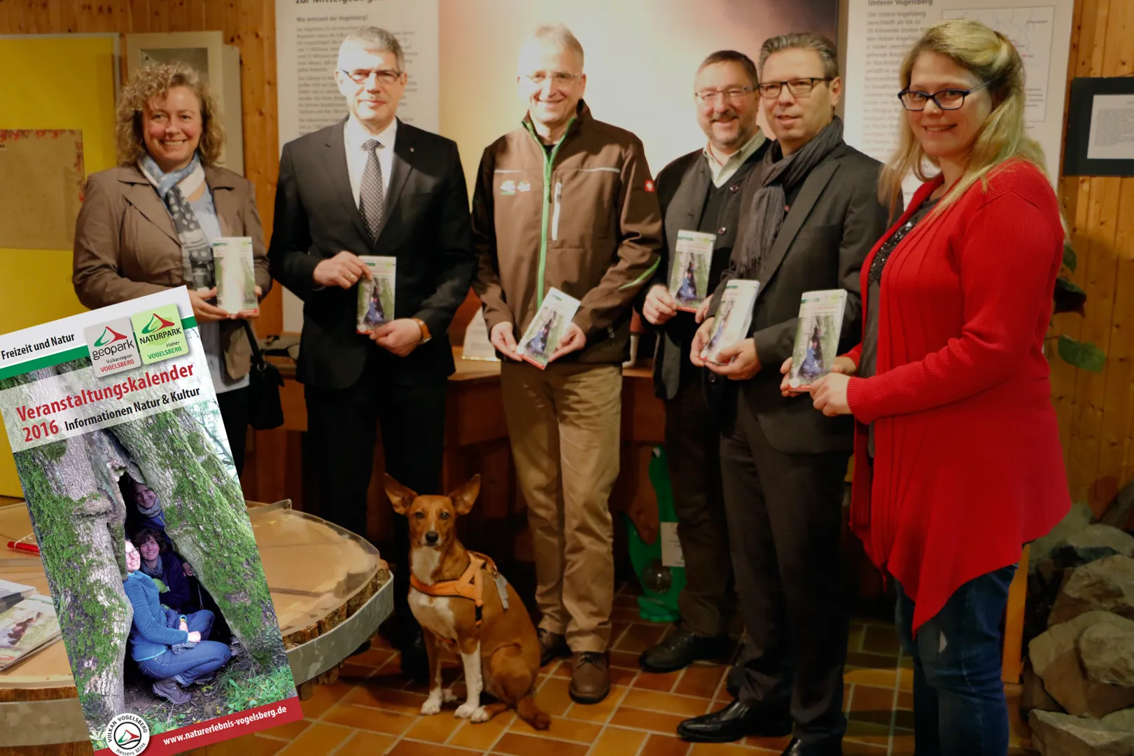 Knapp 200 Angebote sind im neuen Veranstaltungskalender von Geopark und Naturpark zu finden – im Infozentrum auf dem Hoherodskopf wurde er vorgestellt von Claudia Blum (Naturpark Hoher Vogelsberg), Landrat Manfred Görig, Hartmut Greb (Geopark Vulkanregion Vogelsberg), Rolf Frischmuth (Naturpark Hoher Vogelsberg), Roger Merk und Ruth Stoffel (Region Vogelsberg Touristik GmbH). Foto: Gaby Richter, Pressestelle Vogelsbergkreis