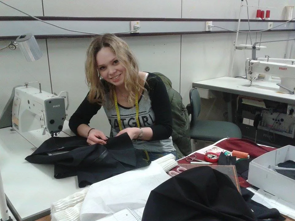 Leonie Pfaff mitten in den Arbeiten für die baldige Modenschau