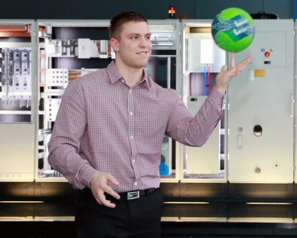 Schneller – besser – überall: Matthias Schwalbe balanciert zwei Karrieren sowohl seine Ausbildung beim Schaltschrank- und Systemanbieter als auch seine Handballkarriere beim HSG Wetzlar fest im Griff. Foto: Rittal GmbH & Co. KG