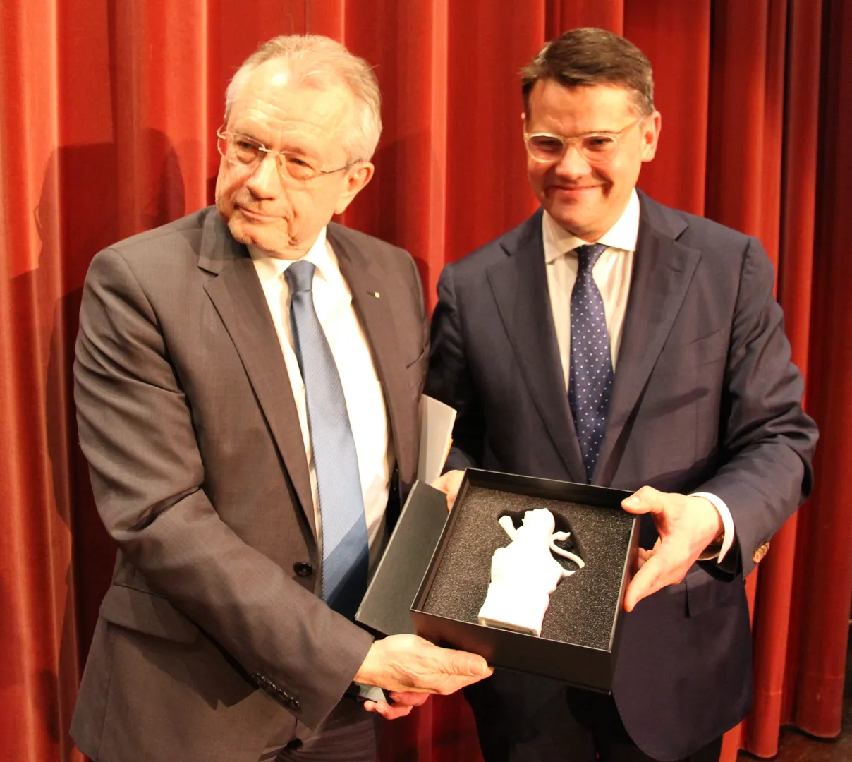 Einen Hessenlöwen aus der Höchster Porzellan-Manufaktur gab´s für den scheidenden THM-Präsidenten Prof. Günther Grabatin (links) von Wissenschaftsminister Boris Rhein. Foto: TH Mittelhessen