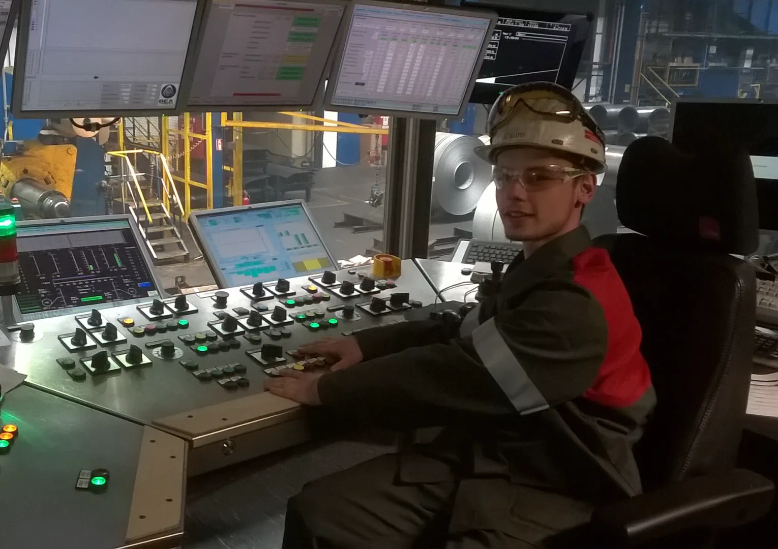 Der 18jährige Janosch steuert und überwacht riesige Anlagen. Foto: Bruns/Outokumpu