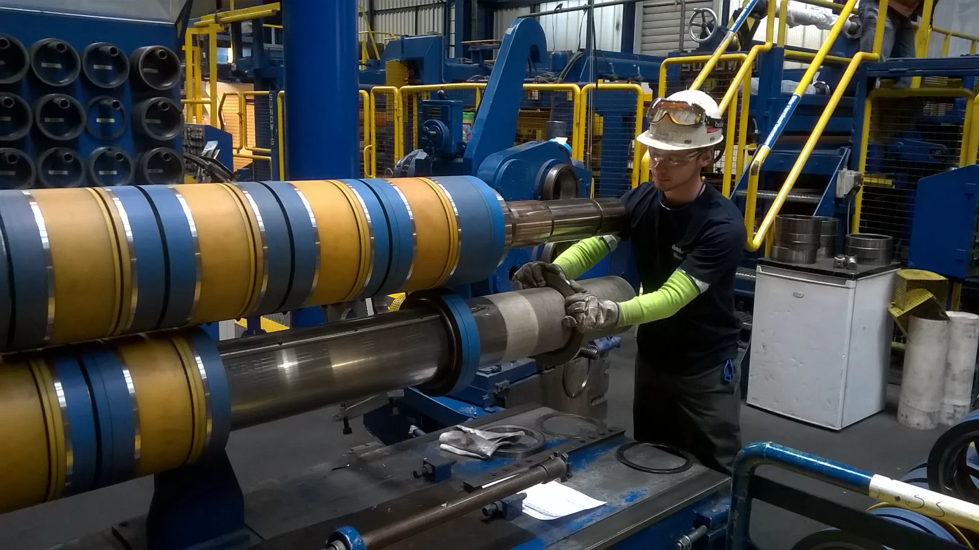 Alles andere als langweilig - Janosch arbeitet an vielen unterschiedlichen Maschinen. Foto: Bruns/Outokumpu