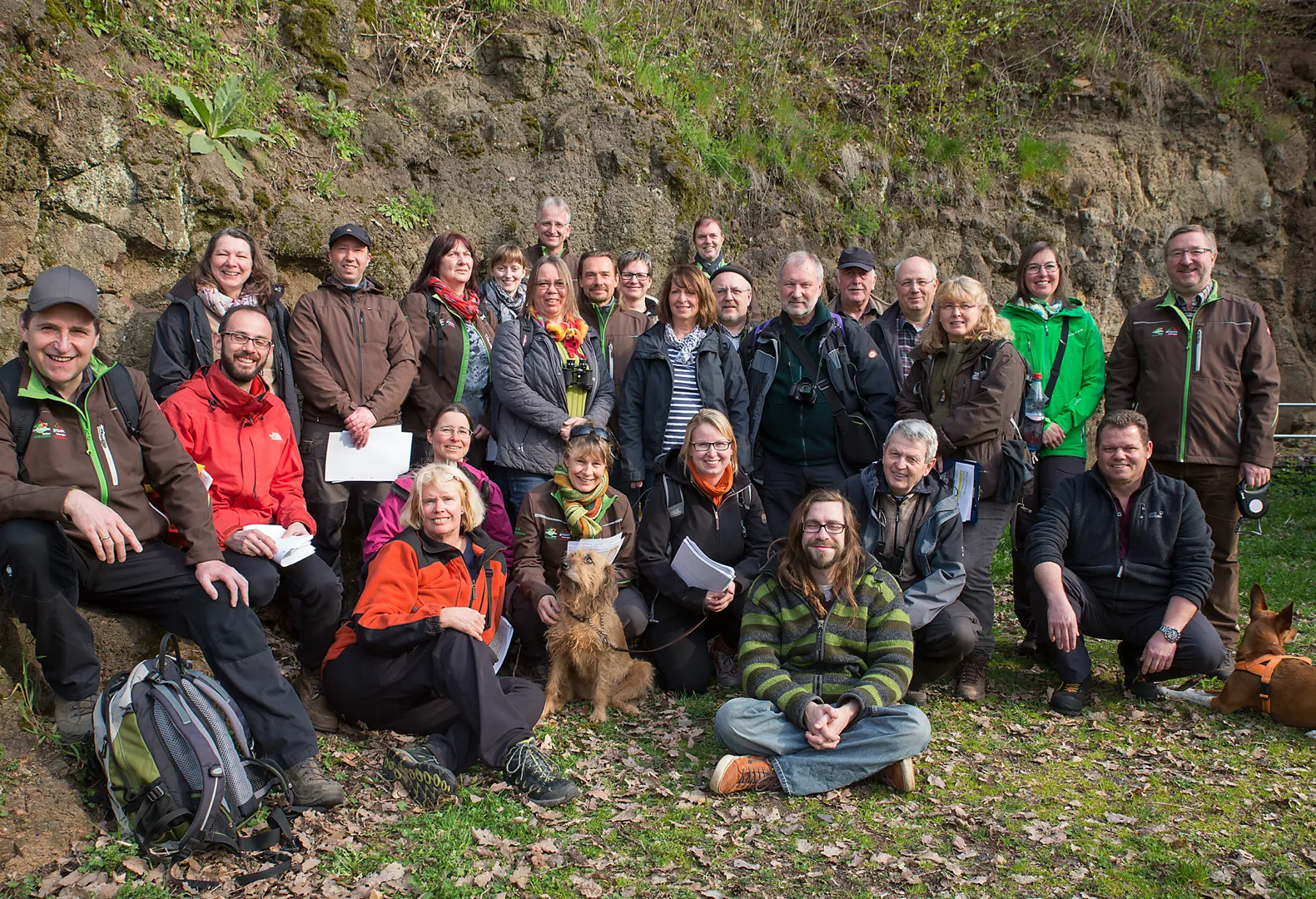 Mit Begeisterung und Fachkenntnis: Die Gruppe der „Auszubildenden“ im Steinbruch an der Keltenwelt am Glauberg. Foto: C. Marx