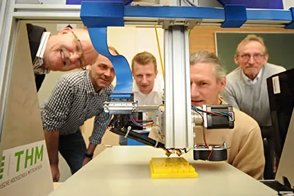 Schauten sich den 3D-Drucker ganz genau an (v.l.): Der Vorsitzende der Rittal Foundation Friedemann Hensgen, Rolf Benner und Matthias Kienholz von Rittal, der wissenschaftliche Mitarbeiter Stefan Dickel und Professor Dr. Hartmut Bode von der THM. Foto: Rittal GmbH & Co. KG