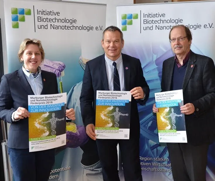 Über den Auftakt des Wettbewerbs um den Marburger Biotechnologie- und Nanotechnologie-Förderpreis 2016 informierten im Rathaus Oberbürgermeister Dr. Thomas Spies als Vorsitzender der Initiative (Mitte) sowie die Leitung der Geschäftsstelle Wolfgang Liprecht (r.) und Sylvia Becker (l.) vom Referat für Stadt-, Regional- und Wirtschaftsentwicklung der Universitätsstadt Marburg. (Foto: Tina Eppler, Stadt Marburg)