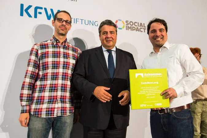 Sigmar Gabriel (Mitte) zeichnete Nicolas Ritouet (links) und Karan Deghanin aus.Foto: Christian Klant