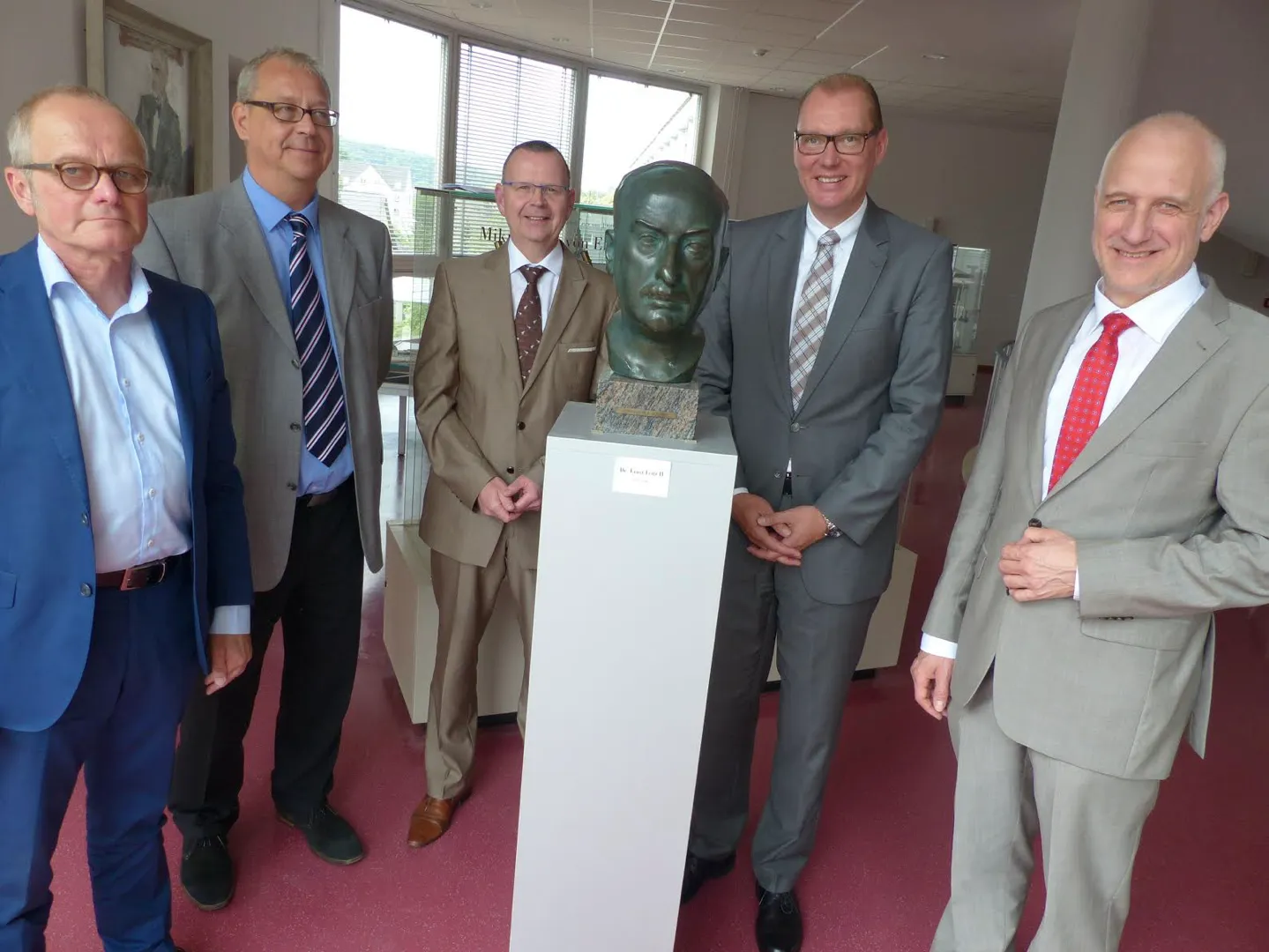 Freuen sich über Forschungsförderung für die Optikregion Wetzlar: v.l. Ralf  Niggemann, André Noack, Rainer Dietrich, Thorsten Kortemeier und Harald Semler. Foto: Stadt Wetzlar