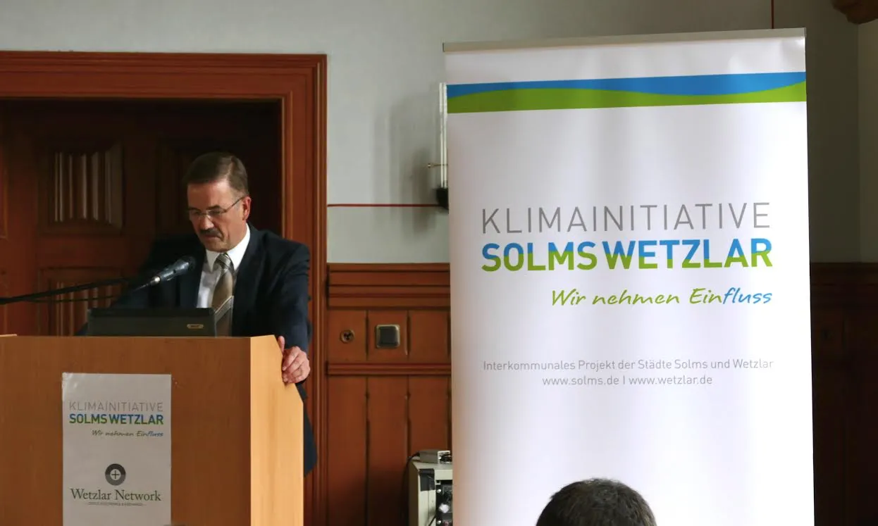 Der Wetzlarer Oberbürgermeister Manfred Wagner begrüßt die Gäste der  Informationsveranstaltung „Energieeffizienz für Unternehmen“. Foto: Stadt Wetzlar