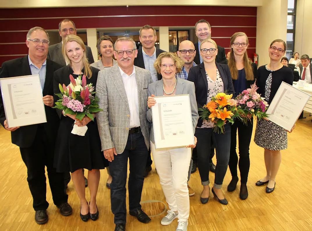 Drei Firmen aus der Region wurden von Landrätin Kirsten Fründt und Oberbürgermeister Dr. Thomas Spies als Familienfreundliches Unternehmen ausgezeichnet: GlaxoSmithKline (GSK) Vaccines GmbH aus Marburg, Bau-Dekoration Rees GmbH aus Münchhausen-Wollmar und die CSL Behring GmbH aus Marburg. Foto: Landkreis Marburg-Biedenkopf