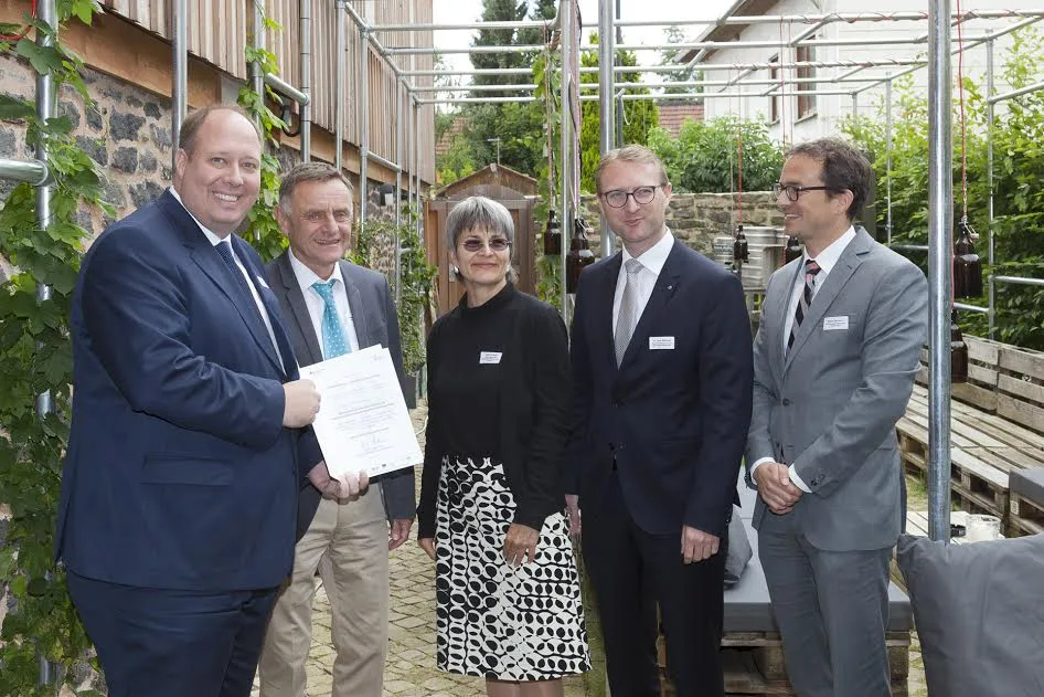 Übergabe des Bewilligungsbescheides: v.l. nach r. Prof. Dr. Helge Braun, Staatsminister im Bundeskanzleramt; Thomas Schaumberg, Geschäftsführer der Vogelsberg Consult GmbH; Ursula Krings, Forschungsinstitut Betriebliche Bildung (f-bb) gGmbH; Dr. Jens Mischak, Erster Kreisbeigeordneter des Vogelsbergkreises und Ralph Oermann, stellv. Leiter des Geschäftsbereiches Aus- und Weiterbildung der IHK Wuppertal-Solingen- Remscheid. Foto: Vogelsberg Consult GmbH