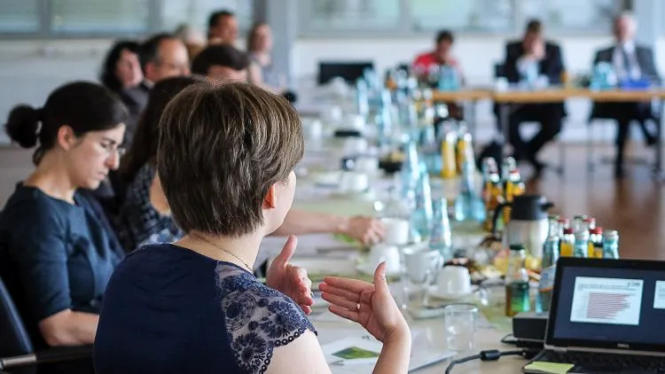 Maike Feth bei ihrem Vortrag im Netzwerk Bildung Mittelhessen