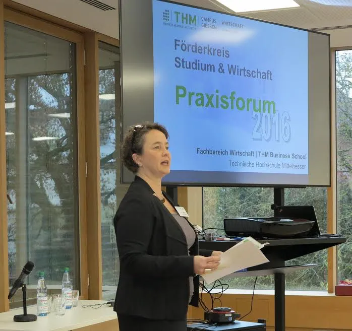 Prof. Stephanie Hanrath begrüßte das Auditorium im namen des Förderkreises. Foto: TH Mittelhessen