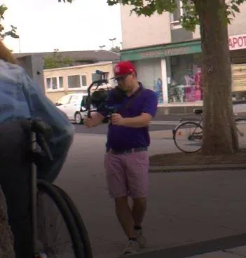Mit seinen Kommilitonen dreht Tim in seiner Freizeit eigene Filme. Foto: Friesen