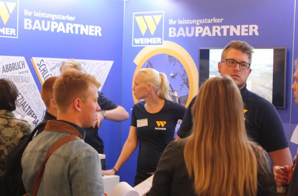 Dekan Jens Minnert (rechts) bezeichnete die GUT bei der Begrüßung als Gewinn für Studierende, Fachbereich, Unternehmen und die Region Mittelhessen. Foto: TH Mittelhessen