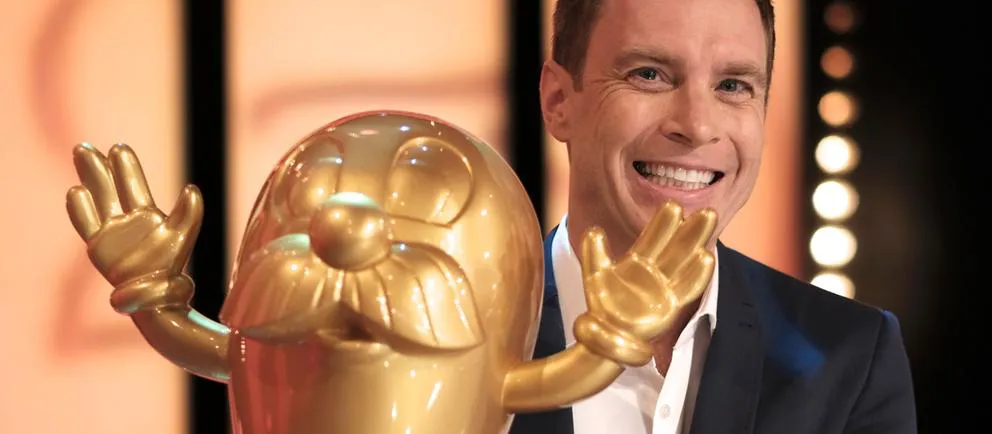 Moderator Jens Kölker und der begehrte Goldene Onkel Otto für das "Dollste Dorf des Jahres" Bild &copy; hr/Tim Wegner