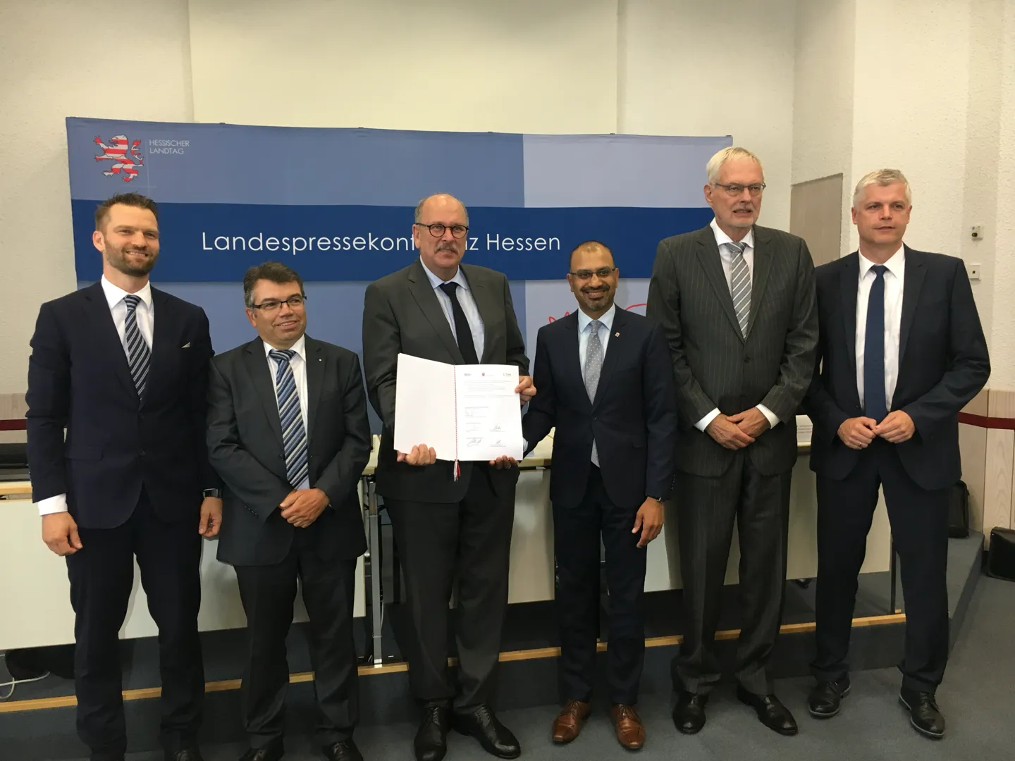 Freuen sich über den Abschluss einer Kooperationsvereinbarung zur die Gründung eines Hessischen Kompetenzzentrums für Telemedizin und E-Health (v.l.): Prof. Dr. Henning Schneider, Prof. Dr. Matthias Willems, Stefan Grüttner, Prof. Dr. Joybrato Mukherjee, Prof. Dr. Wolfgang Weidner und Prof. Thomas Friedl. Foto: Hessisches Ministerium für Soziales und Integration (HSMI)