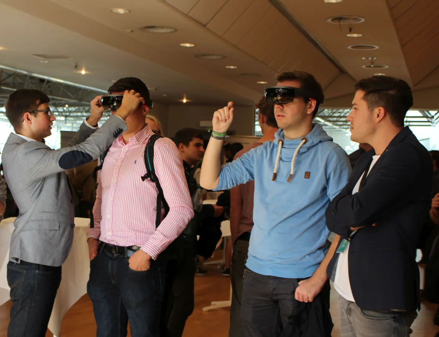 Mit Hilfe einer Spezialbrille konnten die Studierenden in virtuelle Realitäten eintauchen. Foto: TH Mittelhessen