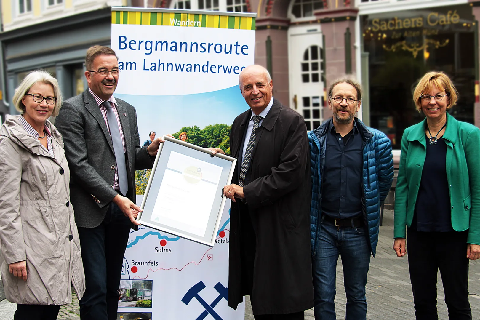 Margot Schäfer (Abt. Ländlicher Raum Lahn-Dill-Kreis), Oberbürgermeister Manfred Wagner, Ehrenamtlicher Kreisbeigeordneter Wolfram Dette, Wegepate Oliver Lauff und Anja Zarge  von der Touristinfo Wetzlar freuen sich über die Auszeichnung des Wanderweges. Foto: Lahn-Dill-Kreis