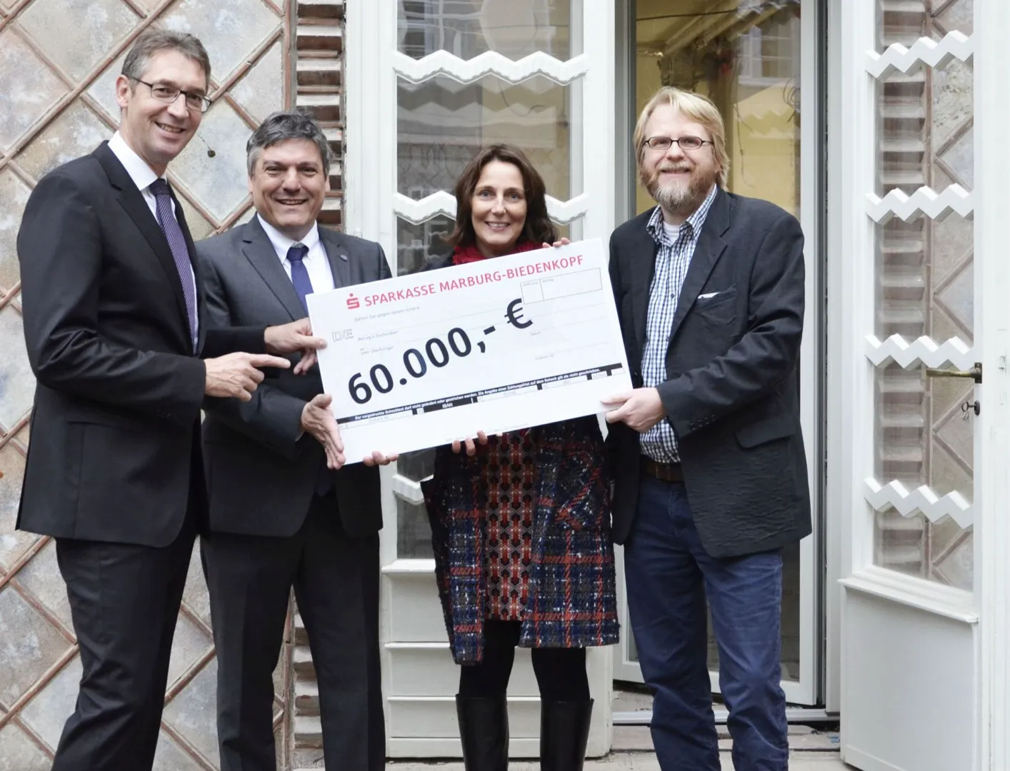 Andreas Bartsch, Vorstandsvorsitzender der Sparkasse Marburg-Biedenkopf, übergab Vizepräsident Prof. Dr. Joachim Schachtner, Iris Rubinich von der Stabsstelle Fundraising und Alumni-Service und Dr. Christoph Otterbeck, Leiter des Museums für Kunst und Kulturgeschichte der Philipps-Universität Marburg, den symbolischen Scheck über 60.000 Euro. Foto: Christina Mühlenkamp