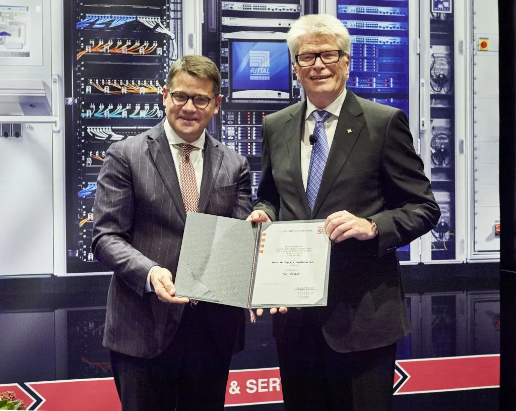 Ein erfolgreiches Familienunternehmen, die Förderung von Forschung und Lehre, soziales und christliches Engagement – Unternehmer Dr. Friedhelm Loh schafft Werte in Wirtschaft und Wissenschaft. Stellvertretend für das Land Hessen würdigte Boris Rhein (l.), hessischer Minister für Wissenschaft und Kunst, jetzt das Engagement des Familienunternehmers Dr. Friedhelm Loh mit dem Titel des Ehrenprofessors. Bild: Friedhelm Loh Group