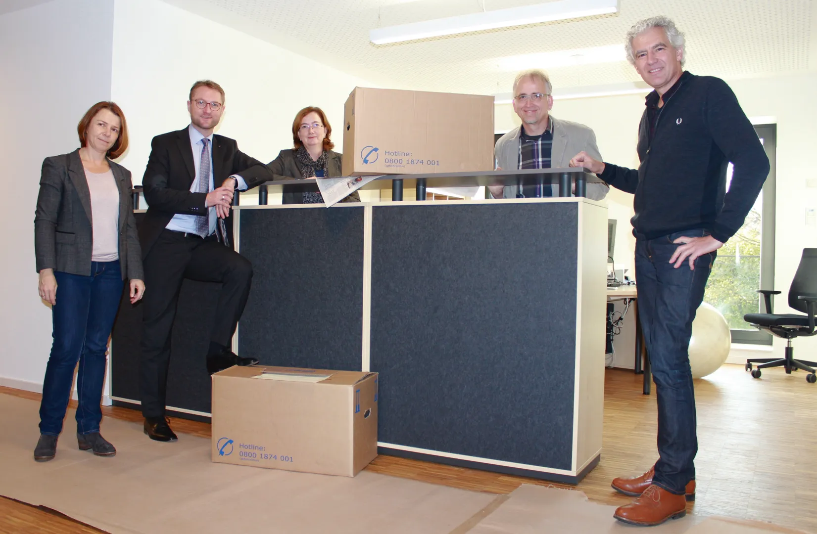 Ein paar Kisten müssen noch ausgepackt werden – das Sachgebiet Wirtschaftsförderung und Tourismus hat jetzt sein Domizil in der „Hochschule an der Lauter“ in der Königsberger Straße in der Innenstadt Lauterbachs. Das Foto zeigt von links Diplom-Ingenieurin Anja Püchner (Leiterin des Amtes für Wirtschaft und den ländlichen Raum), Ersten Kreisbeigeordneten Dr. Jens Mischak (Wirtschaftsdezernent). Das Wirtschaftsförder-Team der Kreisverwaltung: Diplom-Betriebswirtin Andrea Ortstadt, Diplom-Verwaltungswirt Hartmut Greb (Leiter des Sachgebiets) und Diplom-Ingenieur Lorenz Kock. Auf dem Foto fehlt Hannelore Greb, die das Team im Bereich Assistenz komplettiert. Foto: Erich Ruhl-Bady