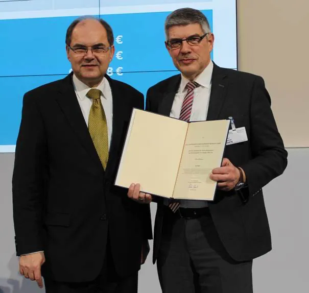 Minister Christian Schmidt übergibt Landrat Manfred Görig (rechts) den Bewilligungsbescheid. Foto: Sabine Galle-Schäfer/Vogelsbergkreis