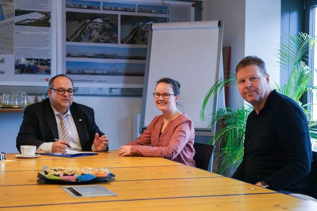 Achim Schäfer, Dipl.-Ing. Architekt und einer der geschäftsführenden Gesellschafter von KuBuS architektur + stadtentwicklung in Wetzlar, Juliana Müller, bundesbeste Bauzeichnerin 2017, Dr. Gerd Hackenberg, Abteilungsleiter Aus- und Weiterbildung der IHK Lahn-Dill (von rechts nach links) beim Gespräch über die Erfolgsgeheimnisse der Bundesbesten und ihres Ausbildungsbetriebs. Foto: IHK Lahn-Dill