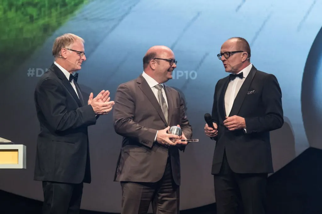 Geschäftsführer Christian Rinn nimmt die Auszeichnung entgegen. Foto: Ralf Rühmeier