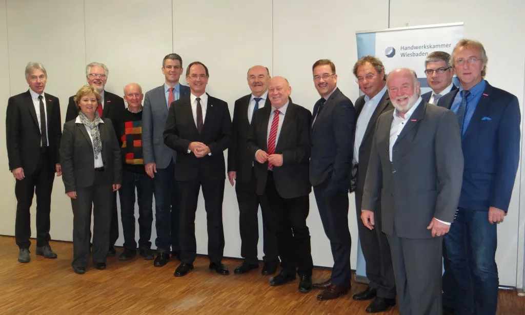 Hand in Hand für Mittelhessen (v.l.n.r.): der stellvertretende Leiter der Geschäftsstelle Mittelhessen, Manfred Weber, die Bürgermeisterin der Gemeinde Hünfelden, Silvia Scheu-Menzer,, der stellvertretende Kammerhauptgeschäftsführer, Dr. Martin Pott, der Obermeister der Tischler-Innung Vogelsberg, Dieter Zinn, der Bürgermeister der Stadt Solms, Frank Inderthal, Regierungspräsident Dr. Christoph Ullrich, Kammerpräsident Klaus Repp, der Landrat des Lahn-Dill-Kreises, Wolfgang Schuster, der Oberbürgermeister der Stadt Wetzlar, Manfred Wagner, der Landrat des Landkreises Limburg-Weilburg, Manfred Michel, der Kreishandwerksmeister des Lahn-Dill-Kreises, Ralf Jeschke, der Landrat des Vogelsbergkreises, Manfred Görig, und der Kreishandwerksmeister des Landkreises Limburg-Weilburg, Wolfram Uhe. Foto: Handwerkskammer Wiesbaden