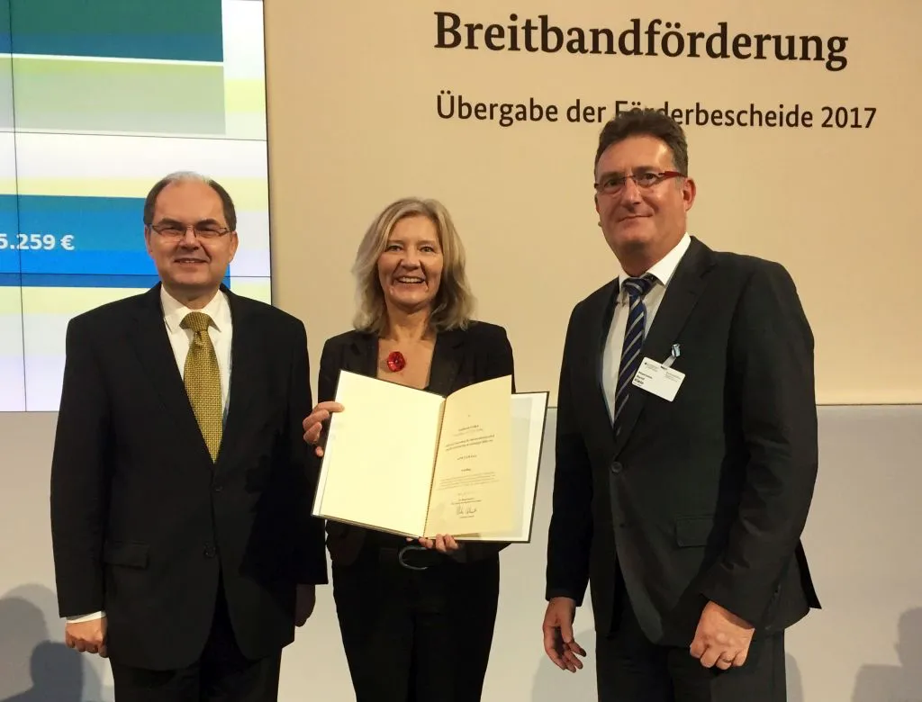 Bundesminister Christian Schmidt übergab den Förderbescheid für den Landkreis Gießen an Landrätin Anita Schneider und Bernd Klein. Mit der Fördersumme von 6.295.533 Mio. Euro wird eine Nachverdichtung des bestehenden Breitbandnetzes möglich. Foto: Landkreis Gießen