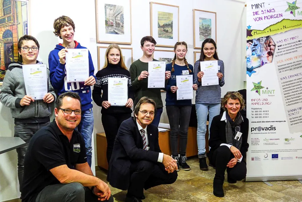„MINT-die Stars von Morgen“ Hinten v.L.n.R. Ben Reinold (August Bebel Schule), Michel Steinruck, Denise Hufler (LTS-Lahnau), Erik Schaaf, Sarah Schneider und Sara Sommerfeld (Johanneum Gymnasium Herborn) Vorne v.L.n.R. Reinhold Herrmann, Manfred Mahler und Yvonne Schudy (es fehlt Rudolf Rudi). Foto: Ralf Niggemann