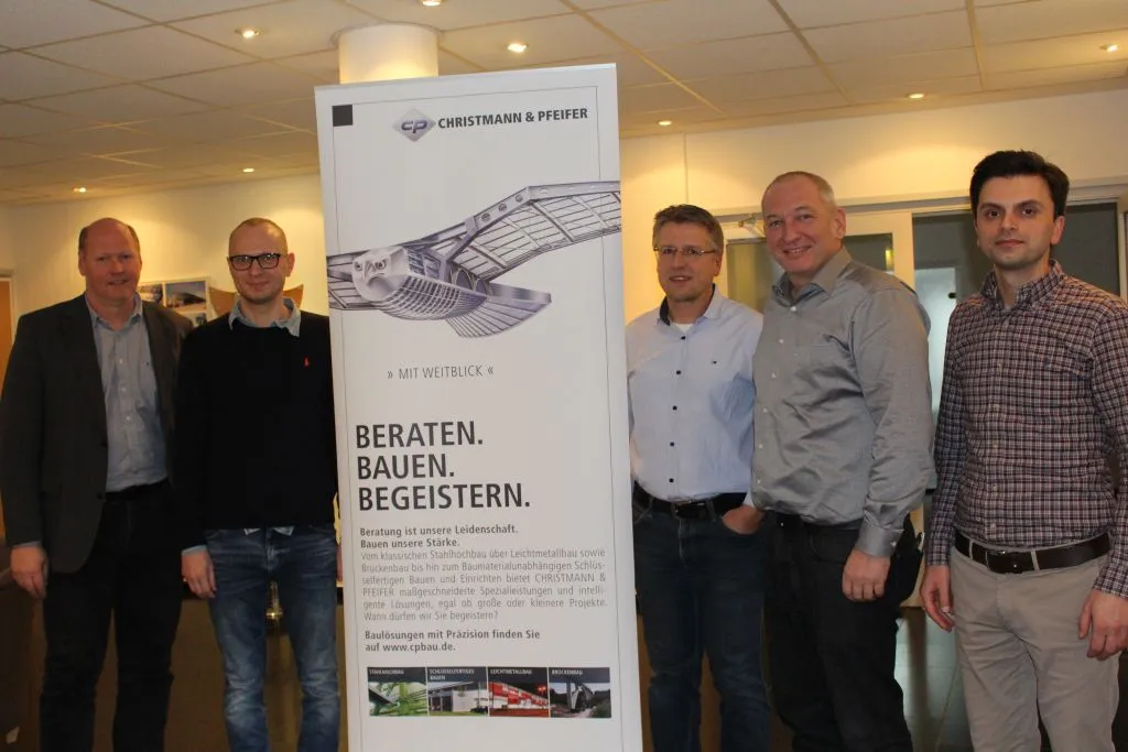 Berat Kaymaz (2. von links) absolviert ein Praktikum bei Christmann & Pfeiffer in Gönnern. Betreut wird er von Prof. Dr. Gerd Manthei (links) und Umut Gedikili. Geschäftsführer Matthias Acker (3. von rechts) und Innovationsmanager Stefan Lappe sind zufrieden mit den Ergebnissen des Projektes, das Kaymaz betreut. Bild: TH Mittelhessen