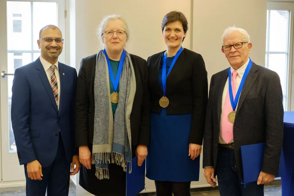 Prof. Dr. Katharina Krause, Präsidentin der Philipps-Universität Marburg, Katja Urbatsch, Gründerin und hauptamtliche Geschäftsführerin von „Arbeiterkind.de“, und Prof. i.R. Dr. Dr. Reimer Gronemeyer, Professor für Soziologie mit dem Schwerpunkt Bildungsforschung, haben die Ehrensenatorenwürde der JLU erhalten. JLU-Präsident Prof. Dr. Joybrato Mukherjee gratuliert herzlich. Foto: JLU-Pressestelle / Rolf K. Wegst