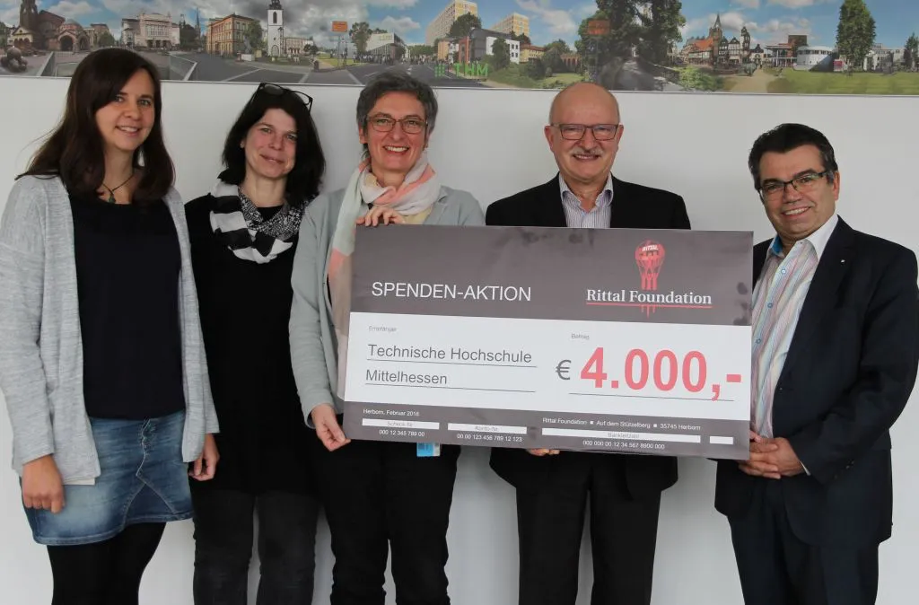 Scheckübergabe an der THM: Die Projektmitarbeiterinnen Jennifer Brokjan, Christina Neumann und Michaela Zalucki mit Stiftungsgeschäftsführer Friedemann Hensgen und THM-Präsident Prof. Matthias Willems (von links). Bild: TH Mittelhessen/Armin Eikenberg
