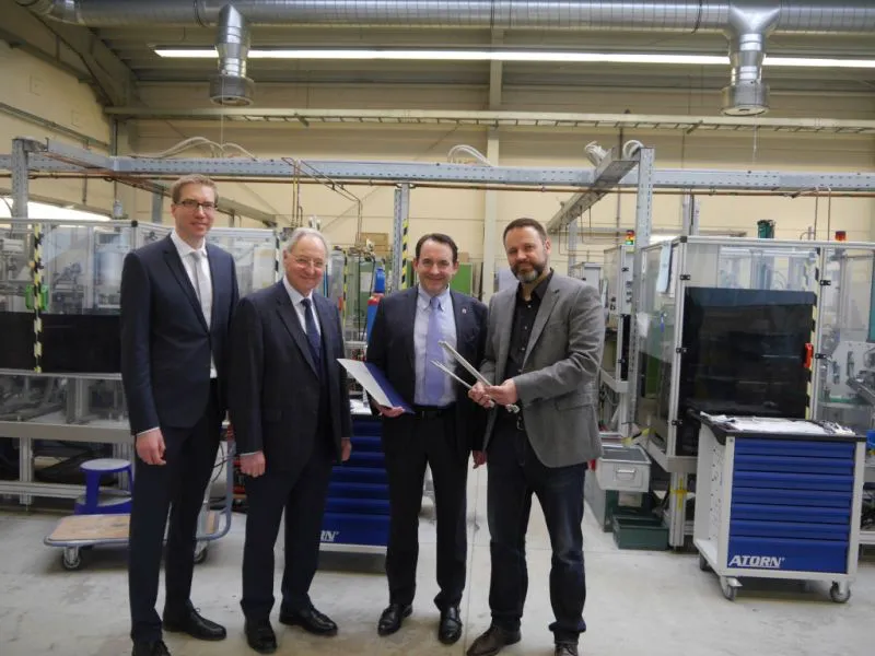 Kultusminister Lorz übergibt Förderbescheid über gut 200.000 Euro an Firma Ziegler in Lollar. Foto: HKM