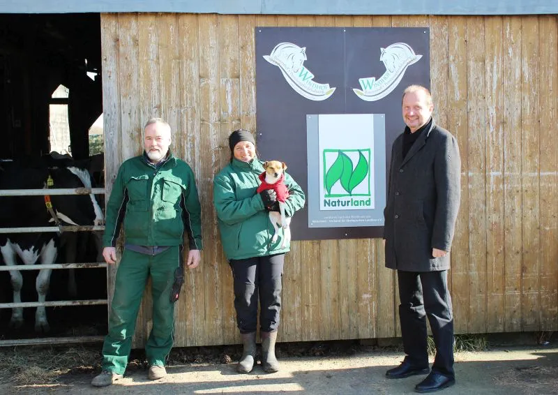 Umweltdezernent Heinz Schreiber besucht die frischgebackenen Ökolandwirte Bertram und Maria Wenzel in ihrem Betrieb in Schöffengrund. Foto: LDK