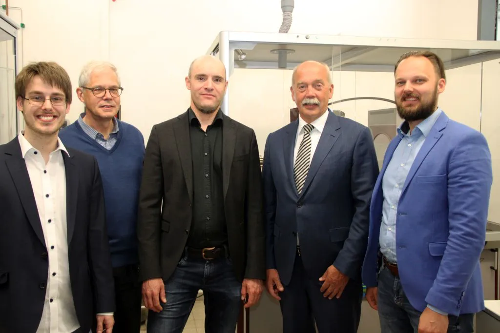 Dr. Janis Müller (von links), Prof. Dr. Gerhard Klebe, Dr. Stefan Merkl, Bernd Scheld und Dr. Serghei Glinca von CrystalsFirst. Foto: Gabriele Neumann