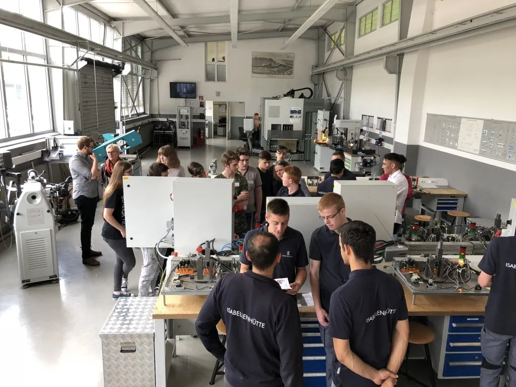 Die Schülerinnen und Schüler bei der Isabellenhütte.