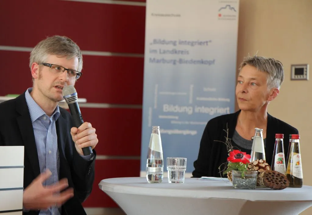 Kai Seibel von der Fachstelle Bildungskoordinierung der Stadt Offenbach erläutert die Möglichkeiten eines systematischen Datenmanagements in der Entwicklung von Bildungsangeboten. Karin Buchner vom Beratungsdienstleister Ser-Ve moderierte die Veranstaltung mit über 60 Teilnehmenden. Foto: Landkreis Marburg-Biedenkop