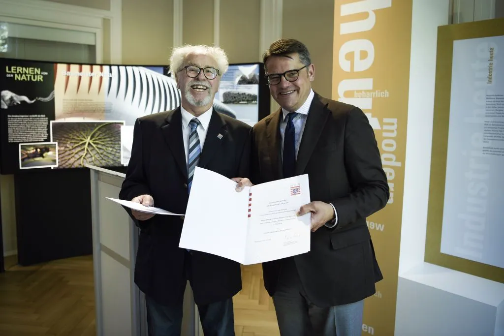 Kunst- und Kulturminister Boris Rhein (rechts) überreicht Armin Rau, dem ersten Vorsitzenden des Dillenburger Museumvereins, die erste Urkunde für das Museum des Monats. Foto: kunst.hessen.de