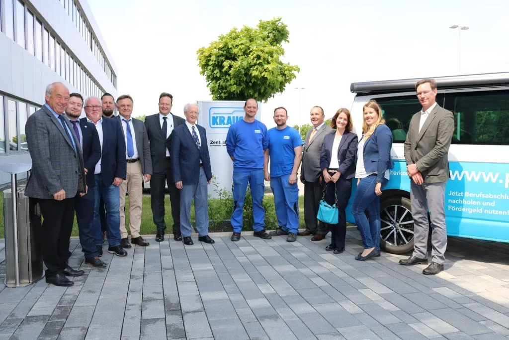 Pro Abschluss: Die Firma Krause geht mit voran und freut sich über die große Resonanz, auch aus Wiesbaden. Hier im Bild von links nach rechts: Volker Bambey (Krause), Jan Suchomel (Krause), Holger Arnold (VBS), Julian Brendel (VBS), Thomas Schaumberg (VBC), Stefan Krause (Krause), Günther Krause (Krause), Dennis Holubarsch (Krause), Roman Bosch (Krause), Matthias Steckenreuter (VBC), Nicole Hannemann (HMWEVL), Tatjana Stiller (VHS), Alf Kindinger (Weiterbildung Hessen e.V.). Foto: Schlitt
