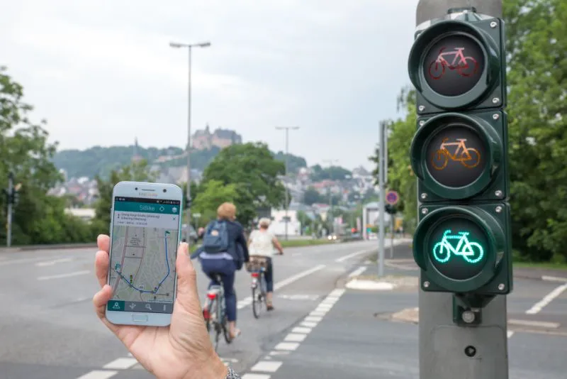 So genannte Grüne Wellen sorgen für einen guten Verkehrsfluss und reduzieren unnötige Brems- und Beschleunigungsmanöver. Was es für Autos und Busse schon gibt, gilt jetzt auch für den Radverkehr – in Marburg bislang weltweit einmalig. Sieben Ampelanlagen zwischen Georg-Voigt-Straße und Mensa sind mit modernen Ampelsteuerungen und der SiBike-Technologie ausgestattet. Foto: Patricia Grähling, Stadt Marburg