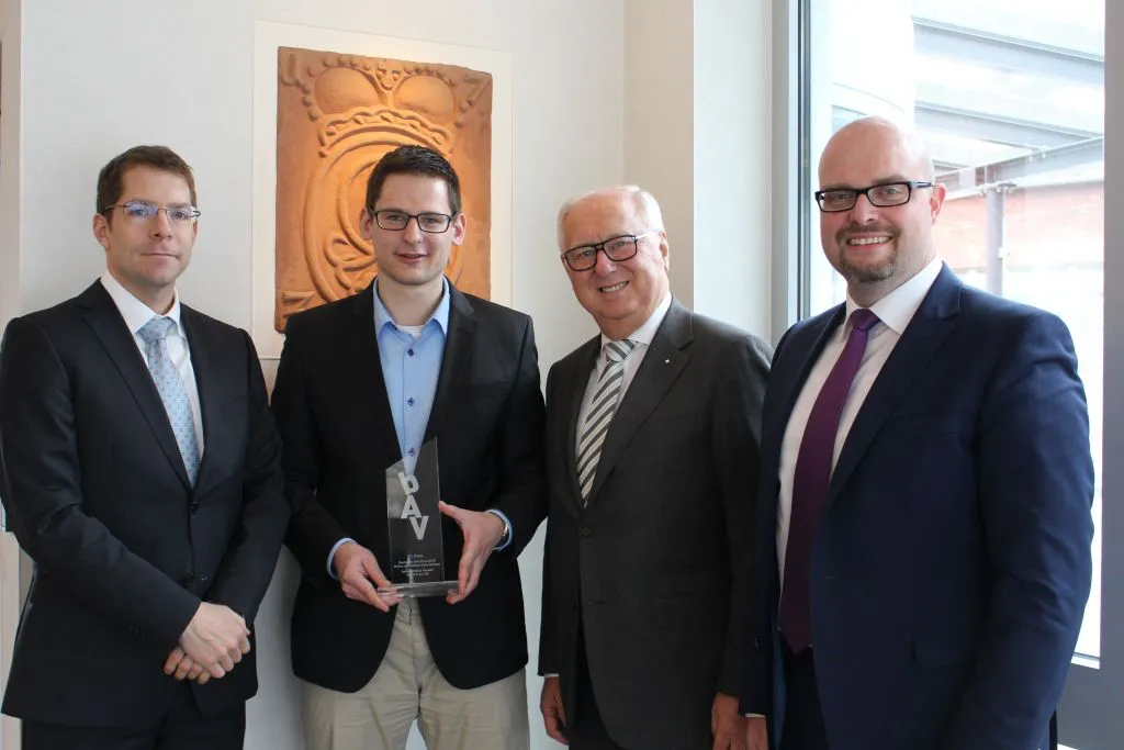 Achim Schneider (2.v.l.) hat in seiner Bachelorarbeit die neue betriebliche Altersversorgung ISAcare mit entwickelt, für die die Isabellenhütte den 1. Platz beim Deutschen bAV-Preis 2018 belegt hat. Mit ihm freuen sich (von links) Geschäftsführer Dr. Felix Heusler, Norbert Müller und Steffen Enseroth. Foto: THM