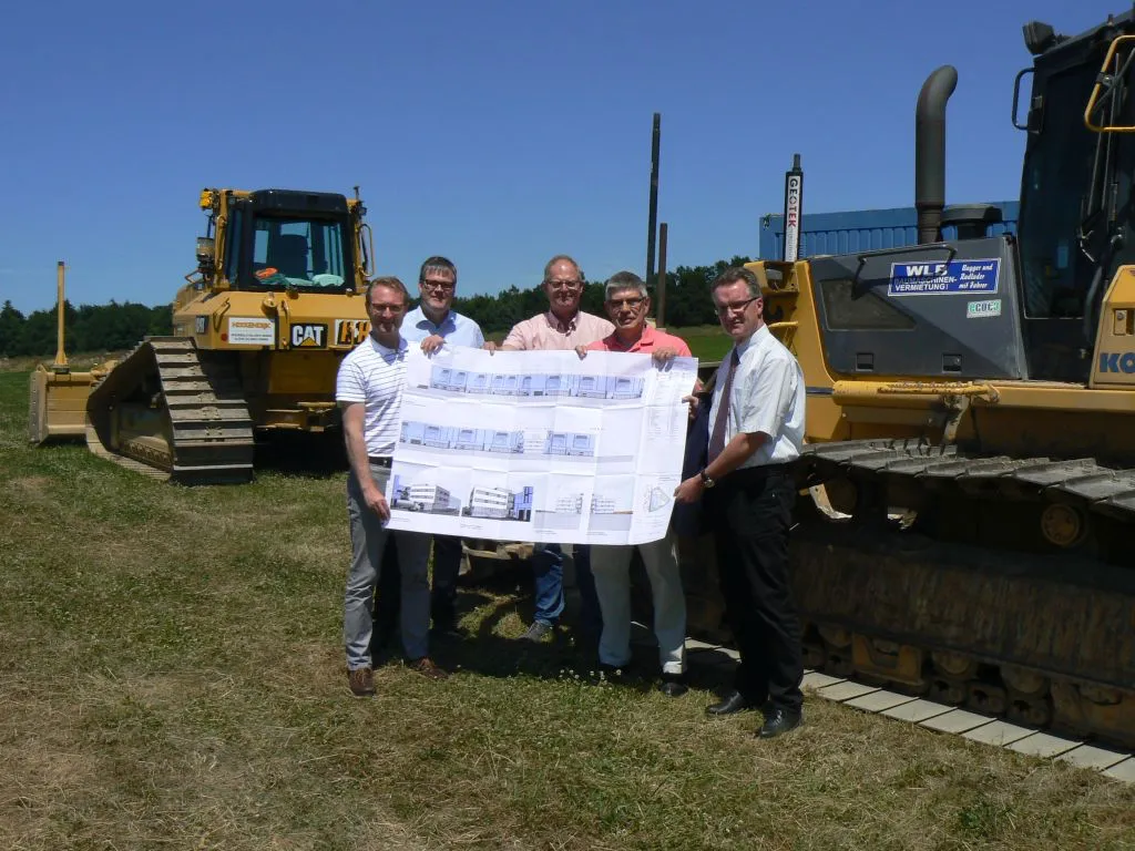 Direkt an der A5 siedelt sich die Firma NORDFROST an. Die Bauarbeiten haben Anfang Juli begonnen, freuen sich Erster Kreisbeigeordneter Dr. Jens Mischak, Mückes ehemaliger Bürgermeister Matthias Weitzel, Bauamtsleiter Thomas Heidlers, Landrat Manfred Görig und Mückes neuer Bürgermeister Andreas Sommer bei ihrem Besuch im Gewerbegebiet. Foto: Sabine Galle-Schäfer/Vogelsbergkreis
