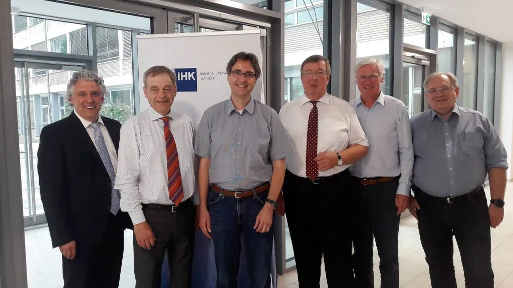 Gemeinsame Sitzung: (v.l.) Oskar Edelmann (stellvertretender Hauptgeschäftsführer IHK Kassel-Marburg), Eberhard Flammer (Präsident IHK Lahn-Dill), Prof. Dr. Thomas Brenner, Burghard Loewe (stellvertretender Hauptgeschäftsführer IHK Lahn-Dill), Klaus Bernhardt und Marc Robert Mensing (stellvertretender Vorsitzender der Marburger Regionalversammlung). Foto: IHK Kassel-Marburg