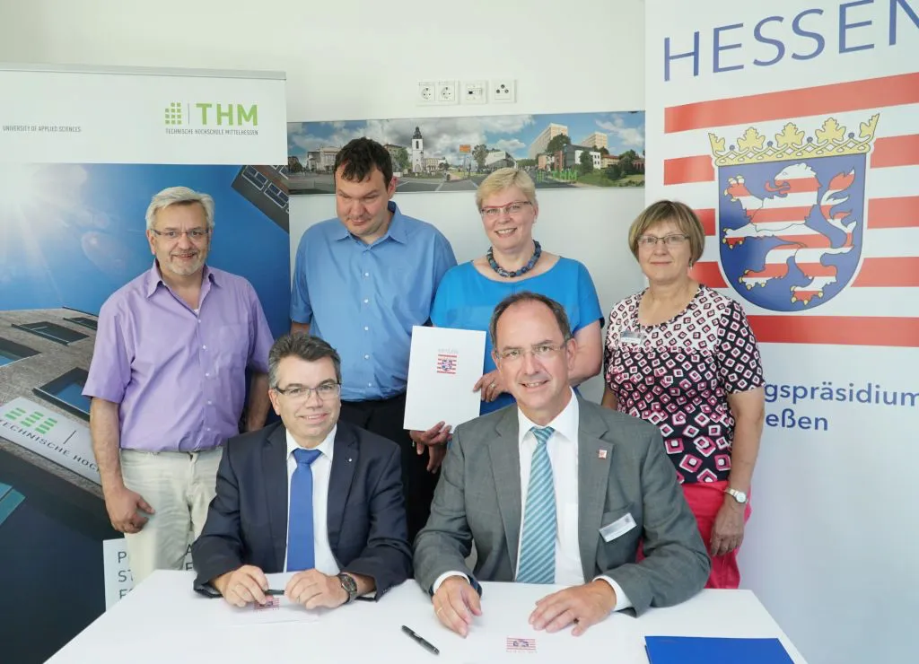 THM-Präsident Prof. Dr. Matthias Willems (vorn links) und Regierungspräsident Dr. Christoph Ullrich unterzeichneten die Vereinbarung. Dahinter (von links) THM-Vizepräsident Prof. Dr. Frank Runkel, Andreas Deitmer (BliZ), Prof. Dr. Erdmuthe Meyer zu Bexten (BliZ) und Brigitte Krieger (RP). Foto: Regierungspräsidium Gießen/Oliver Keßler